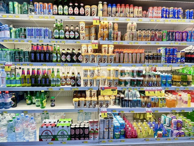 الأسواق التجارية في المملكة العربية السعودية, مستلزمات المستهلك وأصناف وأنواع من السلع والمواد الغذائية, شراء الأغراض واللوازم المنزلية, عرض منتجات محلية ومستوردة في متاجر الرياض, التسوق واختيار البضائع, المشروبات الطازجة في السوبر ماركت