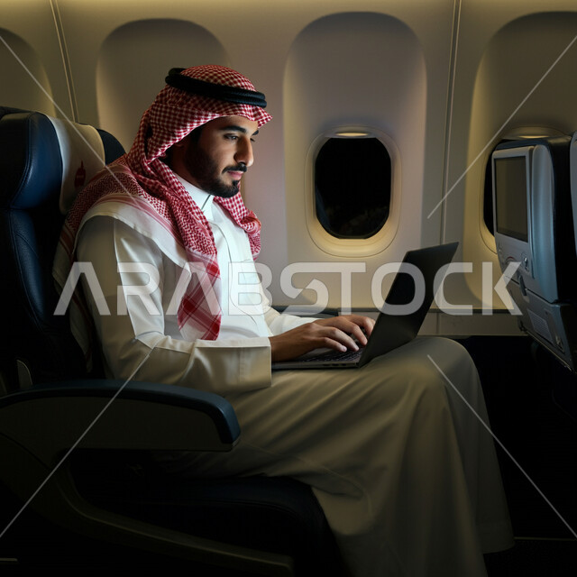 التواصل مع الأهل والاصدقاء عبر اللابتوب، انجاز مهام العمل عن بعد بايماءات الاندماج، صورة من الجانب لرجل عربي خليجي سعودي يرتدي الثوب التقليدي والشماغ يجلس في الطائرة ويعمل على الحاسب المحمول، استخدام الأجهزة والتقنيات الحديثة، مفهوم السياحة والسفر