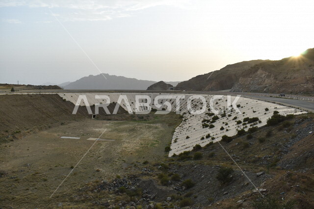 صورة جمالية لمجمع للسيول بتصميم هندسي مائل ، جمال و روعة الطبيعة الخضراء في المملكة العربية السعودية