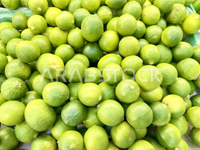 المنتجات والمحاصيل الزراعية الوطنية السعودية، موسم قطاف المحصول الزراعي في المزارع، ثمار صحية ومفيدة, الاهتمام بالزراعة المحلية والاكتفاء الذاتي، صورة مقربة لكومة من الليمون الاصفر الطازج في احدى اسواق الخضار والفواكه في الرياض