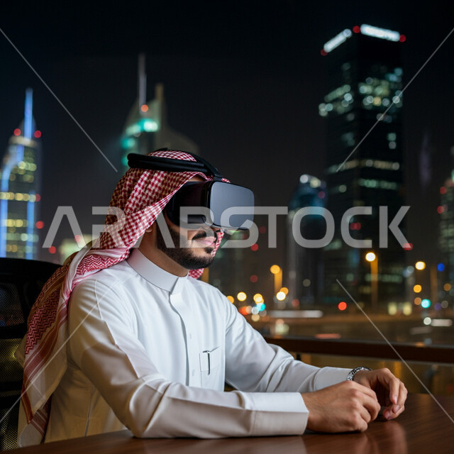 المتعة والتسلية بالمشاهدة عبر نظارة الواقع الافتراضي، رجل عربي خليجي سعودي يرتدي الثوب التقليدي والشماغ يجلس أمام مكتبه يضع نظارات ثلاثية الأبعاد، استخدام التقنية والاجهزة الحديثة، الإندماج ومحاكاة العالم الخيالي، خلفية الابراج وناطحات السحاب