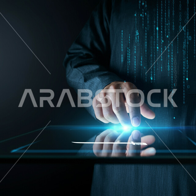 عرض علم المملكة العربية السعودية على جهاز التابليت، اليوم الوطني السعودي 23 سبتمبر، صورة مقربة ليد رجل عربي سعودي خليجي يقوم بلمس شاشة هولوجرامية مضيئة، النمو والتقدم التكنولوجي، استخدام التقنيات الالكترونية الحديثه، يوم العلم السعودي في 11 مارس