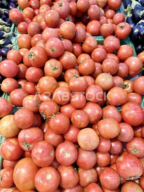 أطعمة ومأكولات ذات قيمة غذائية، طماطم حمراء طازجة في السوبر ماركت، الاهتمام بالزراعة المحلية والاكتفاء الذاتي، خضراوات ومحاصيل زراعية وطنية محلية، زراعة البندورة في حقول ومزارع المملكة العربية السعودية، سوق الخضار والفواكه بالرياض