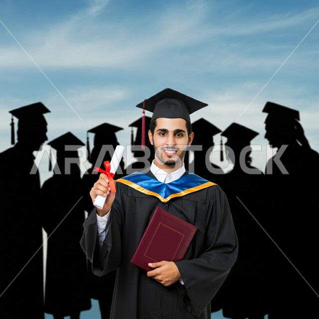 الاحتفال بإنهاء الدراسة الجامعية، جودة التعليم في المملكة، الشعور بالفخر والثقة بالنفس، النظر الى الكاميرا بايماءات السرور، مفهوم الاجتهاد والتفوق، صورة مقربة لطالبة عربية خليجية سعودي يرتدي عباءه وقبعة التخرج يحمل بيده شهادة النجاح