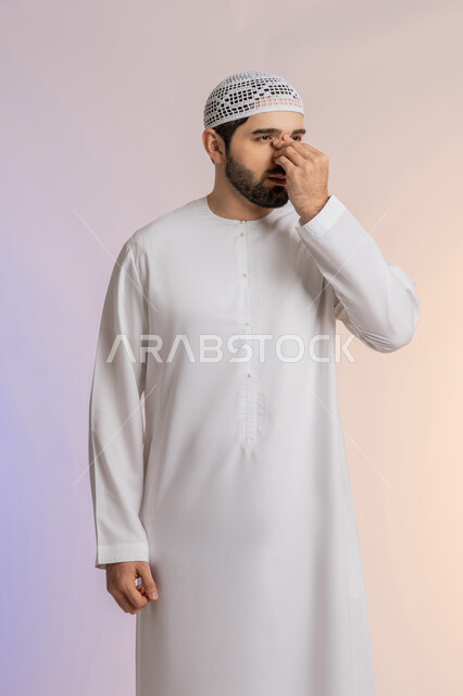 ضعف النظر وتشوش الرؤية، وضع اليد على العين وتغطيها، التهاب واحمرار العيون والحاجة لزيارة الطبيب، التعرض لأذية في الشبكية، بورتريه لرجل عربي خليجي اماراتي يرتدي الكندورة والقبعة يعاني من مشاكل صحية في عينه، خلفية ملونة