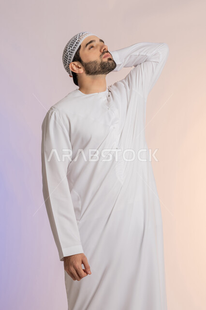 التعرض لنوبات الشقيقة الحادة، آلام الصداع النصفي،  الحاجة لتناول المسكنات وأخذ قسط من الراحة، التعرض للتعب والإرهاق والعمل الطويل، بورتريه لرجل عربي خليجي اماراتي يرتدي الكندورة والقبعة يمسك رأسه بيديه بإيماءات الألم، خلفية ملونة