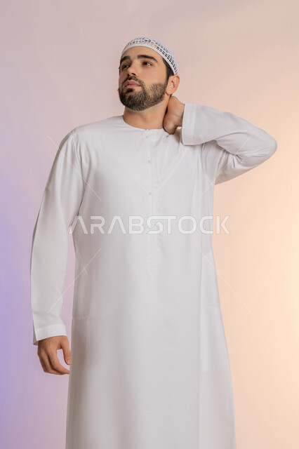 التهاب المفاصل والعضلات في الرقبة، آلام العظام والعمود الفقري، الحاجة للذهاب إلى الطبيب والمعاينة، ضرورة الاسترخاء وأخذ قسط من الراحة، بورتريه لرجل عربي خليجي اماراتي يرتدي الكندورة والقبعة يضع يده حول عنقه بإيماءات التألم،  خلفية ملونة