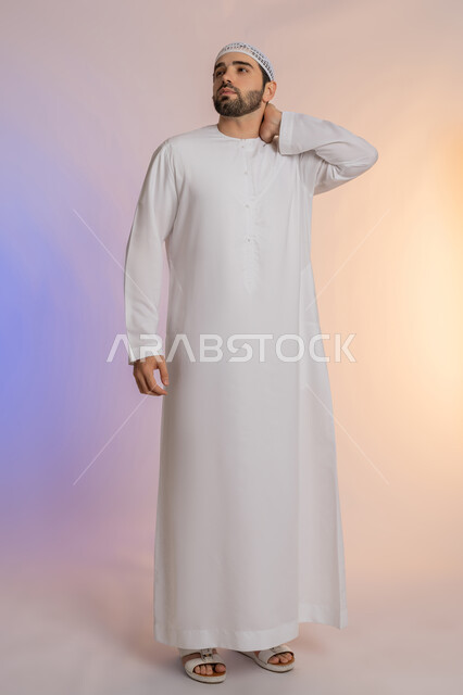 آلام العظام والعمود الفقري، التهاب المفاصل والعضلات في الرقبة، الحاجة للذهاب إلى الطبيب والمعاينة،  بورتريه لرجل عربي خليجي اماراتي يرتدي الكندورة والقبعة يضع يده حول عنقه بإيماءات التألم، الجسم بالطول الكامل، خلفية ملونة