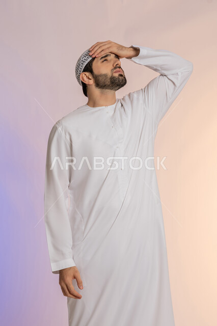 التعرض لنوبات الشقيقة الحادة، آلام الصداع النصفي،  الحاجة لتناول المسكنات وأخذ قسط من الراحة، التعرض للتعب والإرهاق والعمل الطويل، بورتريه لرجل عربي خليجي اماراتي يرتدي الكندورة والقبعة يمسك رأسه بيديه بإيماءات الألم، خلفية ملونة