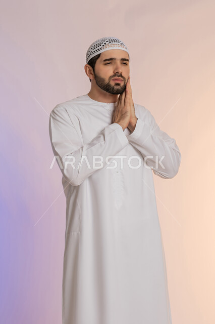 مشاكل التهاب اللثة وتسوس الأسنان, الاشارة إلى الفم بتعابير الإرهاق والتعب, بورتريه لرجل عربي خليجي اماراتي يرتدي الكندورة والقبعة ينظر الى الكاميرة بإيماءات الانزعاج والألم الشديد، خلفية ملونة