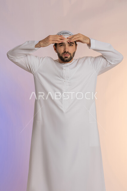 التعرض لنوبات الشقيقة الحادة، آلام الصداع النصفي،  الحاجة لتناول المسكنات وأخذ قسط من الراحة، التعرض للتعب والإرهاق والعمل الطويل، بورتريه لرجل عربي خليجي اماراتي يرتدي الكندورة والقبعة يمسك رأسه بيديه بإيماءات الألم، خلفية ملونة