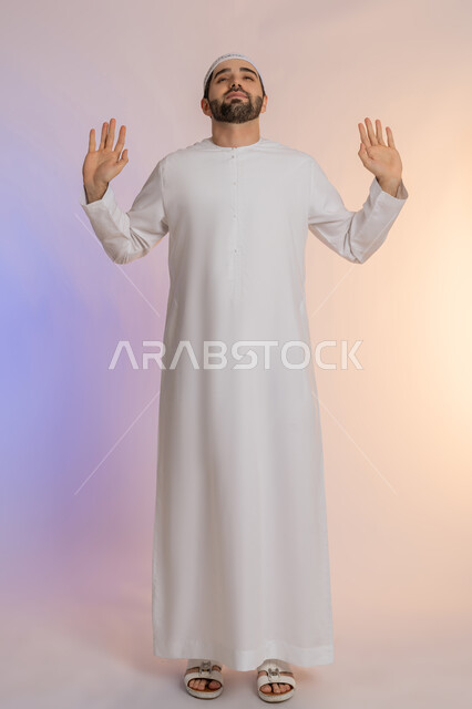 الشعور بالنعاس والحاجة للنوم، ضرورة أخذ قسط من الراحة والاسترخاء، إيماءات التعب والإرهاق،  بورتريه لرجل عربي خليجي اماراتي يرتدي الكندورة والقبعة البيضاء يفتح يديه بتعابير التمدد، خلفية ملونة