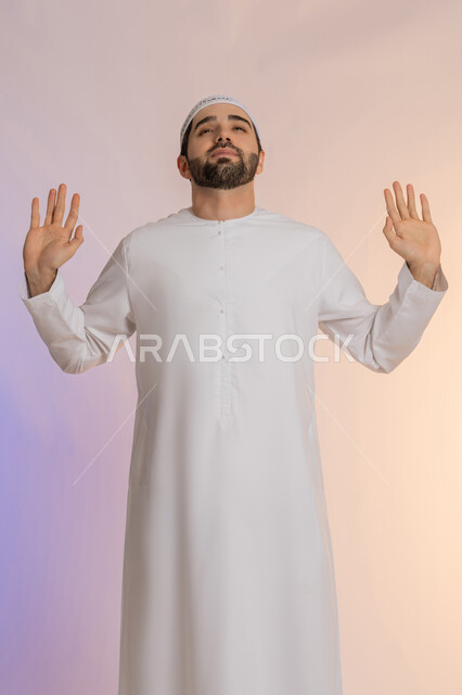 الشعور بالنعاس والحاجة للنوم، ضرورة أخذ قسط من الراحة والاسترخاء، إيماءات التعب والإرهاق،  بورتريه لرجل عربي خليجي اماراتي يرتدي الكندورة والقبعة البيضاء يفتح يديه بتعابير التمدد، خلفية ملونة