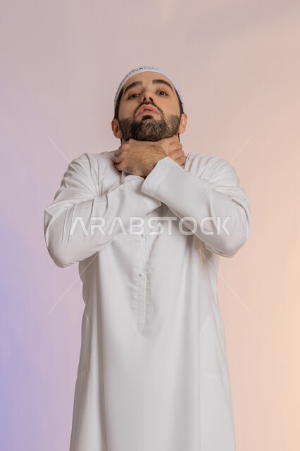 الشعور بآلام في الحلق، الاحساس بالاختناق وعدم القدرة على التنفس، أمراض البلعوم والتهاب اللوزتين، بورتريه لرجل عربي خليجي اماراتي يرتدي الكندورة والقبعة يضع يديه حول عنقه بإيماءات المعاناة والتوجع، خلفية ملونة