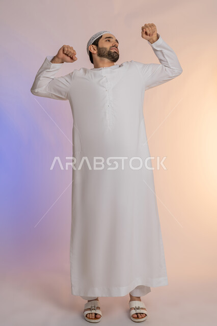 ضرورة أخذ قسط من الراحة والاسترخاء، الشعور بالنعاس والحاجة للنوم، إيماءات التعب والإرهاق، بورتريه لرجل عربي خليجي اماراتي  يرتدي الكندورة والقبعة يقوم بالتثاؤب، الجسم بالطول الكامل, خلفية ملونة