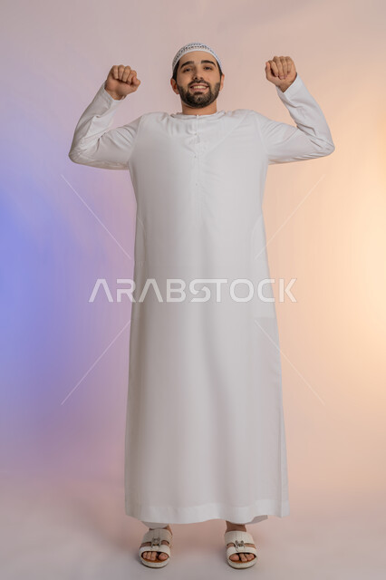 إيماءات التعب والإرهاق، ضرورة أخذ قسط من الراحة والاسترخاء، الشعور بالنعاس والحاجة للنوم، بورتريه لرجل عربي خليجي اماراتي  يرتدي الكندورة والقبعة يقوم بالتثاؤب، الجسم بالطول الكامل, خلفية ملونة
