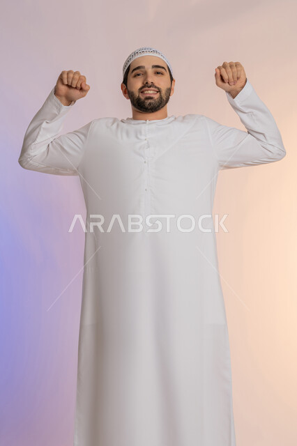 الشعور بالنعاس والحاجة للنوم، ضرورة أخذ قسط من الراحة والاسترخاء، إيماءات التعب والإرهاق، بورتريه لرجل عربي خليجي اماراتي  يرتدي الكندورة والقبعة يقوم بالتثاؤب، خلفية ملونة