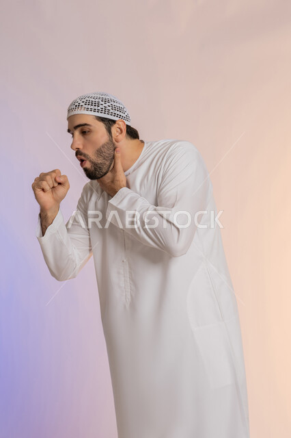 الإصابة بالأنفلونزا ونزلات البرد، الكحة والتهاب الحلق والحاجة للعلاج، إيماءات الإرهاق والتعب الشديد، بورتريه لرجل عربي خليجي اماراتي يرتدي الكندورة والقبعة البيضاء يضع يده أمام فمه ويقوم بالسعال, خلفية ملونة