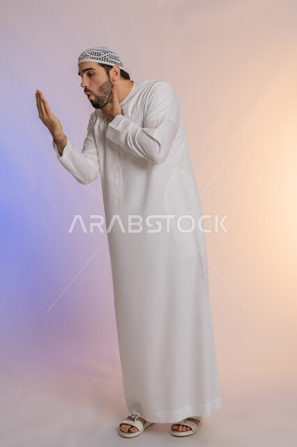 الاحساس بألم البلعوم, الحاجة إلى العلاج والدواء, مفهوم الاهتمام بالصحة, الاصابة بنزلة برد والتهاب الحلق, بورتريه لرجل عربي خليجي اماراتي يرتدي الكندورة والقبعة البيضاء يضع يديه على حلقه ويشعر بالاختناق, خلفية ملونة