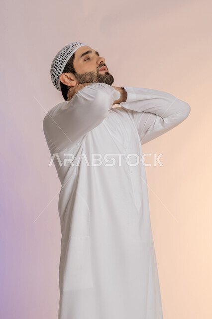 التهاب المفاصل والعضلات في الرقبة، آلام العظام والعمود الفقري، الحاجة للذهاب إلى الطبيب والمعاينة، ضرورة الاسترخاء وأخذ قسط من الراحة، بورتريه لرجل عربي خليجي اماراتي يرتدي الكندورة والقبعة يضع يده حول عنقه بإيماءات التألم، خلفية ملونة