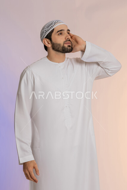 الاشارة إلى الفم بتعابير الإرهاق والتعب، مشاكل التهاب اللثة وتسوس الأسنان, بورتريه لرجل عربي خليجي اماراتي يرتدي الكندورة والقبعة البيضاء يضع يده على فمه بإيماءات الانزعاج والألم الشديد، خلفية ملونة