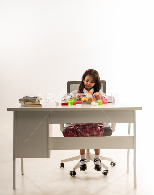 تعزيز الابتكارات باستخدام نظام المنتسوري للتعليم الذكي, آفاق ومهارات التعليم عن طريق اللعب, بورتريه لطالبه عربية خليجية عمانية في بيئة تعليمية حديثة, تلميذة سعودية تجلس في إحدى المدراس الأكاديمية, تنمية القدرات الحركية والذهنية لدى الأطفال, خلفية بيضاء