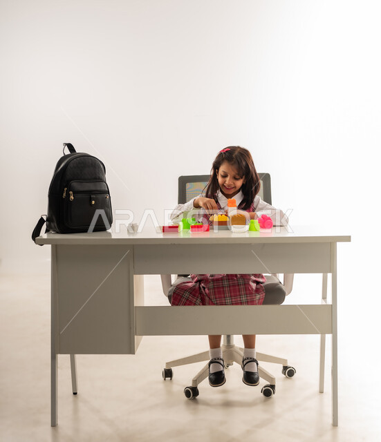 تنمية القدرات الحركية والذهنية لدى الأطفال, تعزيز الابتكارات باستخدام نظام المنتسوري للتعليم الذكي, آفاق ومهارات التعليم عن طريق اللعب, بورتريه لطالبه عربية خليجية عمانية في بيئة تعليمية حديثة, تلميذة سعودية تجلس في إحدى المدراس الأكاديمية, خلفية بيضاء