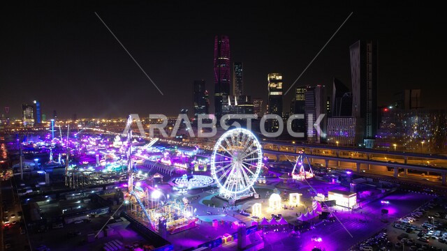 أجواء وأضواء ليلية لمدينة ملاهي ونتر وندرلاند بمدينة الرياض في المملكة العربية السعودية , ملاهي وترفيه , موسم الرياض , أماكن سياحية في السعودية .