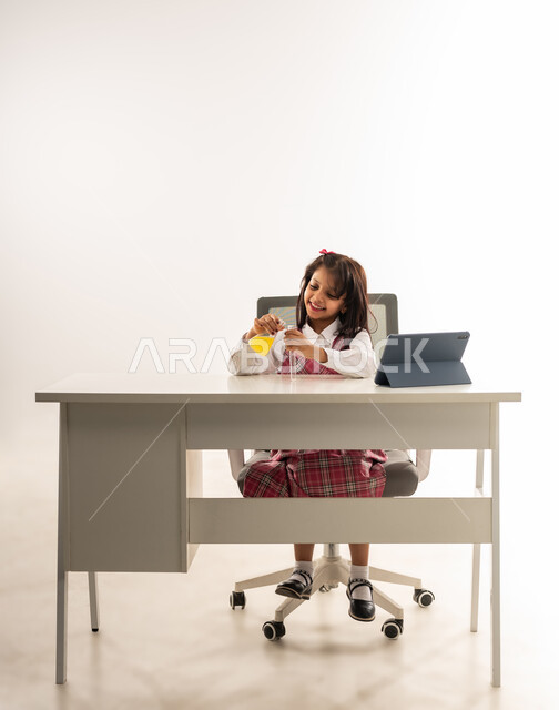 تحديد و اختيار المهنة المستقبلية منذ الصغر، اجراء تجارب وتفاعلات كيميائيه حيويه في المختبر، استخدام التقنيات الحديثة المتطورة ,بورتريه لفتاة عربية خليجية عمانية ترتدي المدرسي تستخدم انابيب الاختبار، تلميذة سعودية تقوم بأبحاث علمية بتعابير السرور، خلفية بيضاء