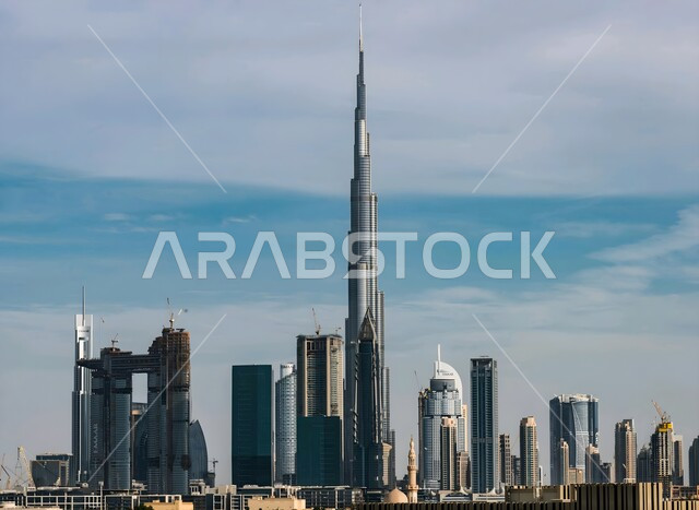 برج خليفة في مدينة دبي في وقت النهار, الفن الهندسي المعماري لبناء الأبراج وناطحات السحاب, المباني والمنشآت الشاهقة السكنية والجارية, الأماكن السياحية المشهورة في الإمارات العربية المتحدة, جذب واستقطاب السياح من أنحاء العالم