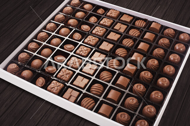 طبق من الشوكولاته الفاخرة , شوكولاتة العيد , تشكيلة متنوعة من الشوكولاته المحشوة اللذيذة بأشكال عديدة .