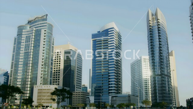 الفن الهندسي المعماري لبناء الأبراج وناطحات السحاب, المباني والمنشآت الشاهقة السكنية والتجارية في مدينة دبي, الأماكن السياحية المشهورة في الإمارات العربية المتحدة, جذب واستقطاب السياح من أنحاء العالم