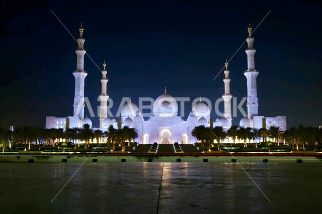 Sheikh Zayed Mosque in Abu Dhabi at night, the architectural art of building mosques in the Arab Islamic style, the distinctive designs of domes and minarets in the United Arab Emirates, the call of Muslims to perform religious duties and prayers