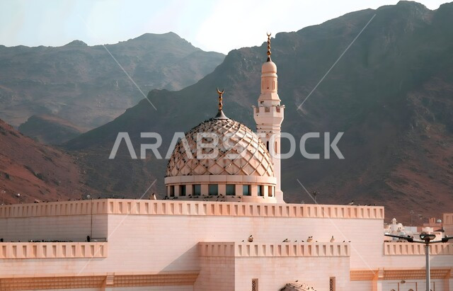 مسجد سيد الشهداء في المدينة المنورة, الفن الهندسي المعماري لبناء المساجد على الطراز العربي الإسلامي, التصاميم المميزة للقبب والمآذن في المملكة العربية السعودية, نداء المسلمين لأداء الفرائض والصلوات