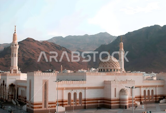 الفن الهندسي المعماري لبناء المساجد على الطراز العربي الإسلامي, مسجد سيد الشهداء في المدينة المنورة, التصاميم المميزة للقبب والمآذن في المملكة العربية السعودية, نداء المسلمين لأداء الفرائض والصلوات