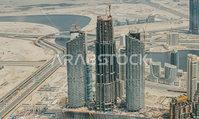 التطور والنمو العمراني في مدينة دبي, الفن الهندسي المعماري لبناء الأبراج وناطحات السحاب, المباني والمنشآت الشاهقة السكنية والتجارية, الأماكن السياحية المشهورة في الإمارات العربية المتحدة, جذب واستقطاب السياح من أنحاء العالم