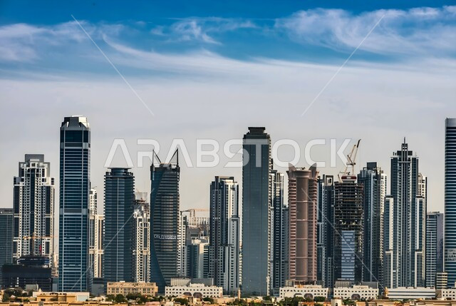 جذب واستقطاب السياح من أنحاء العالم, التطور والنمو العمراني في مدينة دبي, الفن الهندسي المعماري لبناء الأبراج وناطحات السحاب, المباني والمنشآت الشاهقة السكنية والتجارية, الأماكن السياحية المشهورة في الإمارات العربية المتحدة