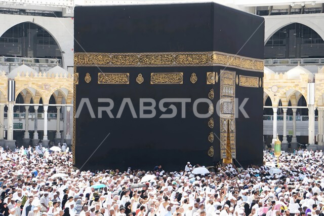 الحجاج والمعتمرين يطوفون حول الكعبة المشرفة في الحرم المكي الشريف, أداء مناسك الحج والعمرة, المعالم الدينية الإسلامية المقدسة في المملكة العربية السعودية, العبادة والتقرب إلى الله تعالى, زيارة بيت الله الحرام في مكة المكرمة, مقصد المسلمين من أنحاء العالم