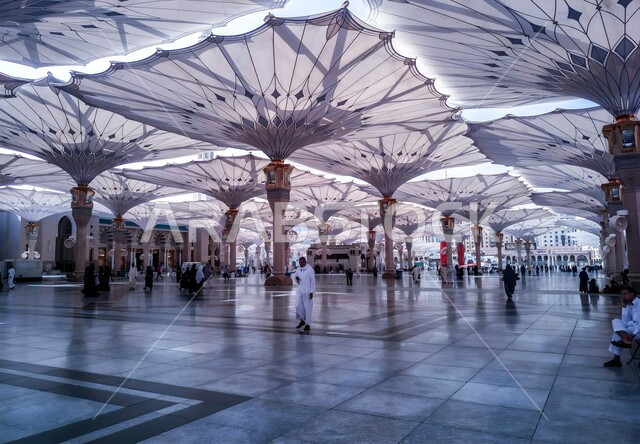 المظلات الالكترونية في ساحة المسجد النبوي الشريف في المدينة المنورة, المعالم الدينية الإسلامية المقدسة في المملكة العربية السعودية, مفهوم العبادة والتقرب إلى الله تعالى