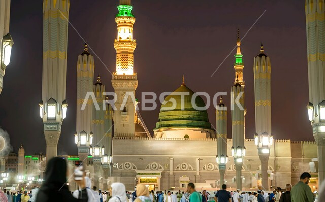 القبة الخضراء للمسجد النبوي الشريف في المدينة المنورة, المعالم الدينية الإسلامية المقدسة في المملكة العربية السعودية, العبادة والتقرب إلى الله تعالى, تجول المصلين في المجمع الخارجي للجامع