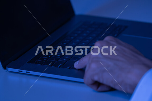 دمج العمل مع التقنية والتكنولوجيا، شاب سعودي يمتلك مهارة الكتابة السريعة على الكيبورد، صورة مقربة لأيدي رجل عربي خليجي إماراتي يقوم بالعمل على الحاسب المحمول، مهام ووظائف إدارية مكتبية، إدخال البيانات والكتابة من خلال لوحة المفاتيح