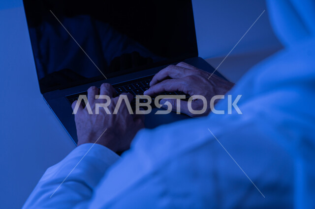 شاب سعودي يمتلك مهارة الكتابة السريعة على الكيبورد، صورة مقربة لأيدي رجل عربي خليجي إماراتي يقوم بالعمل على الحاسب المحمول، مهام ووظائف إدارية مكتبية، إدخال البيانات والكتابة من خلال لوحة المفاتيح، دمج العمل مع التقنية والتكنولوجيا
