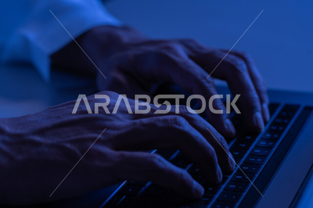 مهام ووظائف إدارية مكتبية، إدخال البيانات والكتابة من خلال لوحة المفاتيح، دمج العمل مع التقنية والتكنولوجيا، شاب سعودي يمتلك مهارة الكتابة السريعة على الكيبورد، صورة مقربة لأيدي رجل عربي خليجي إماراتي يقوم بالعمل على الحاسب المحمول