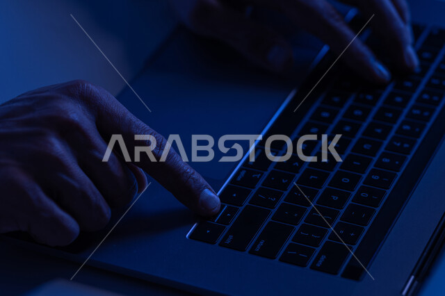 مهام ووظائف إدارية مكتبية، إدخال البيانات والكتابة من خلال لوحة المفاتيح، دمج العمل مع التقنية والتكنولوجيا، شاب سعودي يمتلك مهارة الكتابة السريعة على الكيبورد، صورة مقربة لأيدي رجل عربي خليجي إماراتي يقوم بالعمل على الحاسب المحمول