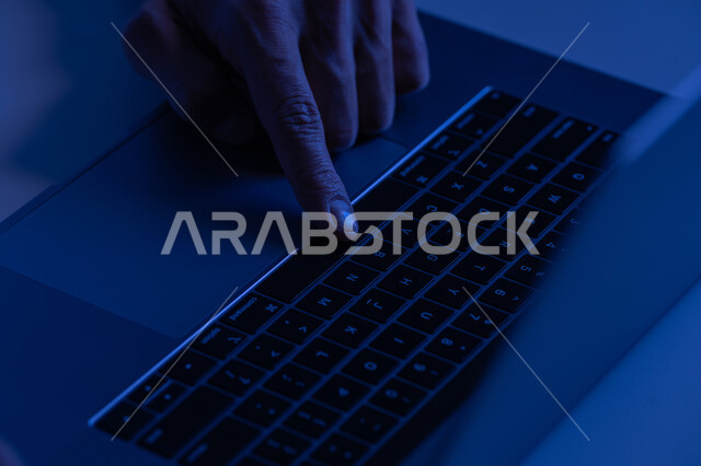 دمج العمل مع التقنية والتكنولوجيا، شاب سعودي يمتلك مهارة الكتابة السريعة على الكيبورد، صورة مقربة لأيدي رجل عربي خليجي إماراتي يقوم بالعمل على الحاسب المحمول، مهام ووظائف إدارية مكتبية، إدخال البيانات والكتابة من خلال لوحة المفاتيح