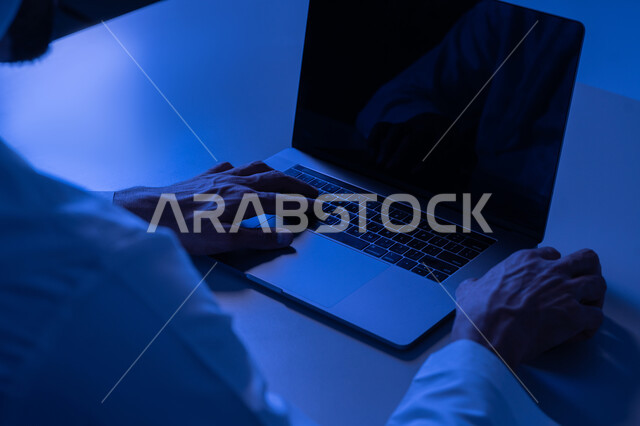 شاب سعودي يمتلك مهارة الكتابة السريعة على الكيبورد، صورة مقربة لأيدي رجل عربي خليجي إماراتي يقوم بالعمل على الحاسب المحمول، مهام ووظائف إدارية مكتبية، إدخال البيانات والكتابة من خلال لوحة المفاتيح، دمج العمل مع التقنية والتكنولوجيا