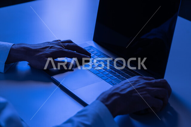 مهام ووظائف إدارية مكتبية، إدخال البيانات والكتابة من خلال لوحة المفاتيح، دمج العمل مع التقنية والتكنولوجيا، شاب سعودي يمتلك مهارة الكتابة السريعة على الكيبورد، صورة مقربة لأيدي رجل عربي خليجي إماراتي يقوم بالعمل على الحاسب المحمول