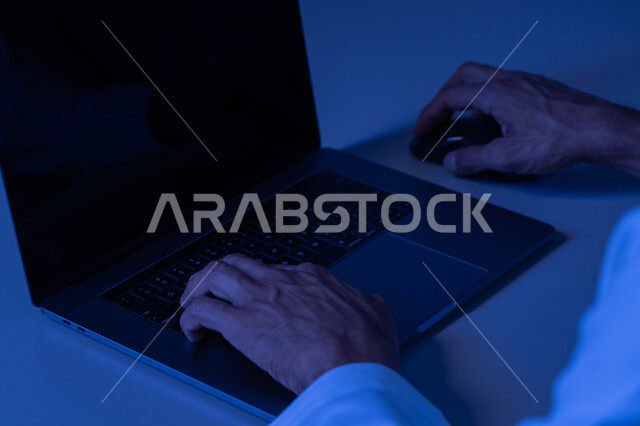 إدخال البيانات والكتابة من خلال لوحة المفاتيح، دمج العمل مع التقنية والتكنولوجيا، شاب سعودي يمتلك مهارة الكتابة السريعة على الكيبورد، صورة مقربة لأيدي رجل عربي خليجي إماراتي يقوم بالعمل على الحاسب المحمول، مهام وظائف إدارية مكتبية