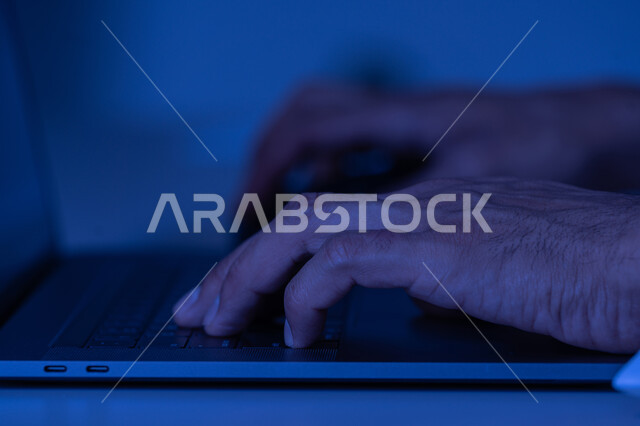 شاب سعودي يمتلك مهارة الكتابة السريعة على الكيبورد، صورة مقربة لأيدي رجل عربي خليجي إماراتي يقوم بالعمل على الحاسب المحمول، مهام ووظائف إدارية مكتبية، إدخال البيانات والكتابة من خلال لوحة المفاتيح، دمج العمل مع التقنية والتكنولوجيا