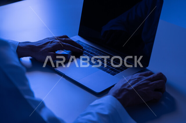 إدخال البيانات والكتابة من خلال لوحة المفاتيح، دمج العمل مع التقنية والتكنولوجيا، شاب سعودي يمتلك مهارة الكتابة السريعة على الكيبورد، صورة مقربة لأيدي رجل عربي خليجي إماراتي يقوم بالعمل على الحاسب المحمول، مهام وظائف إدارية مكتبية